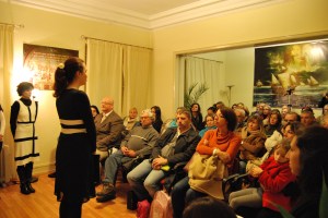 Momento de la declamación de uno de los seis poemas inéditos. Recital realizado el 6 de diciembre de 2013